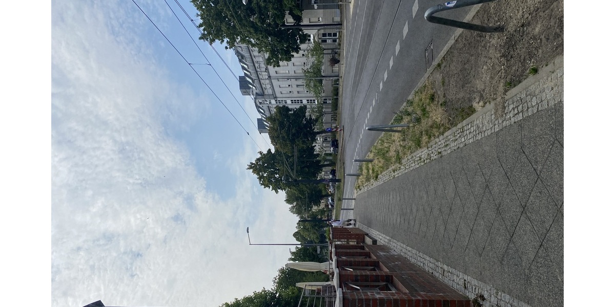Straßenansicht links
